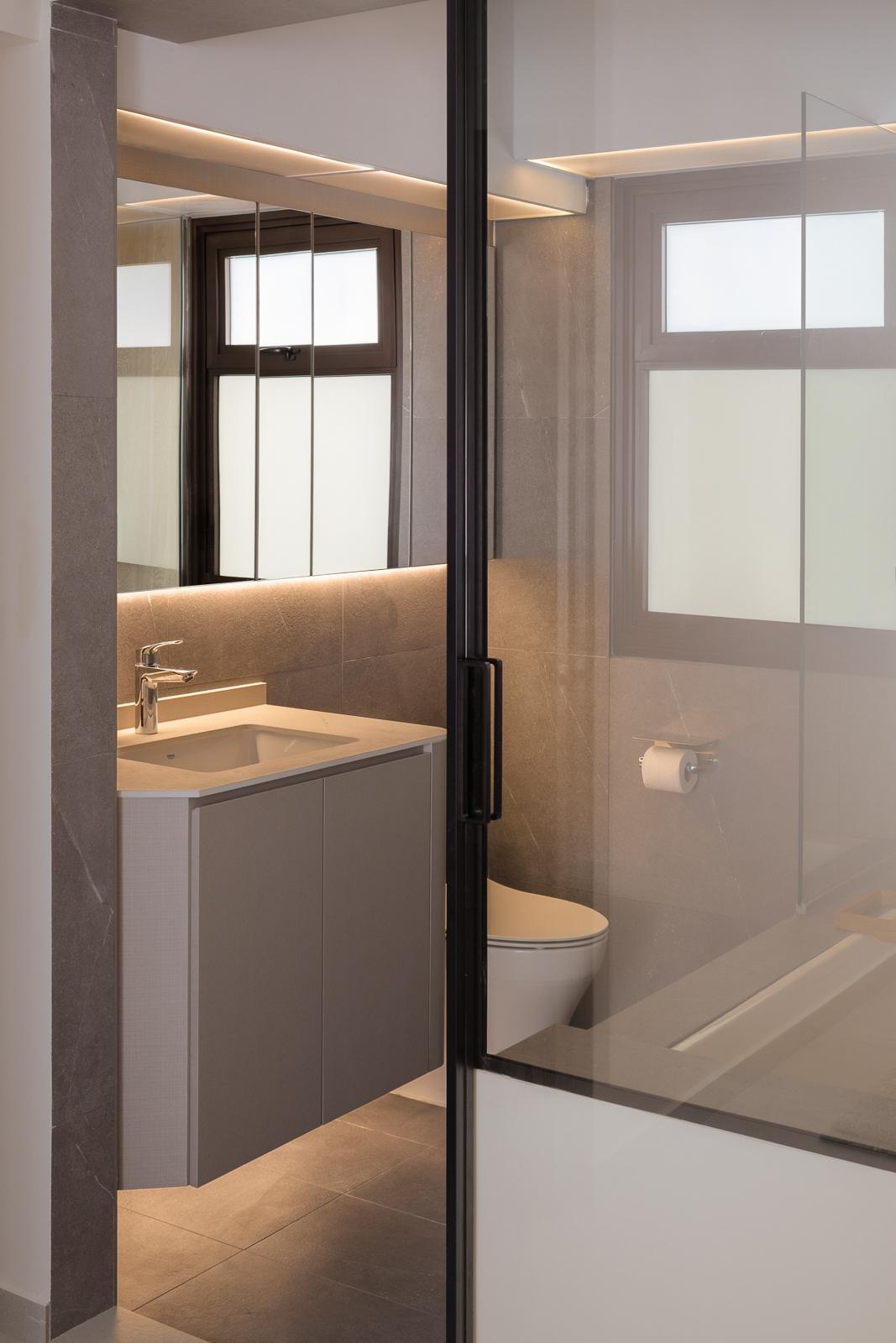 Modern Bathroom with Countertop and Mirror