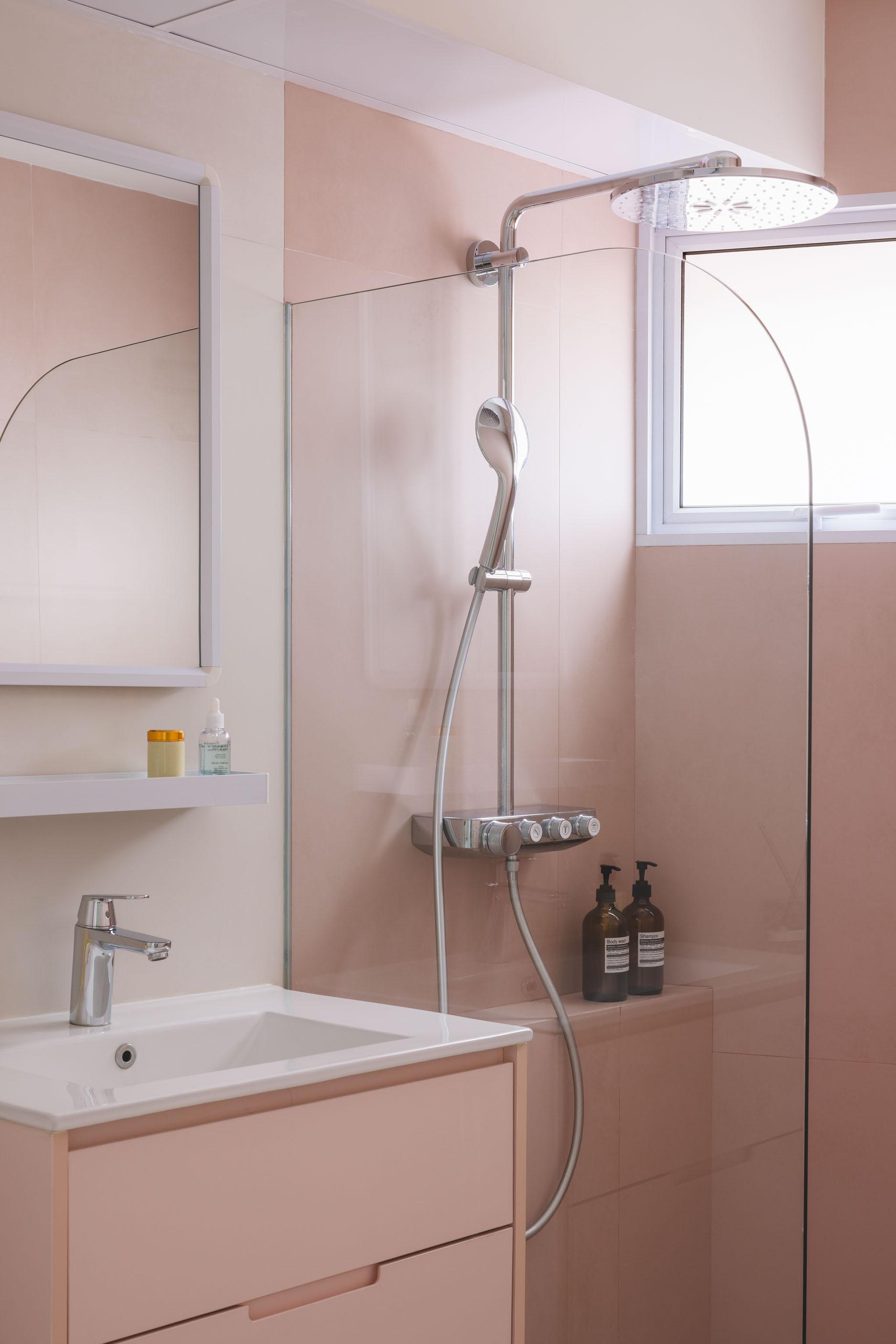 Contemporary Bathroom with Homogeneous Tiles and Mirror
