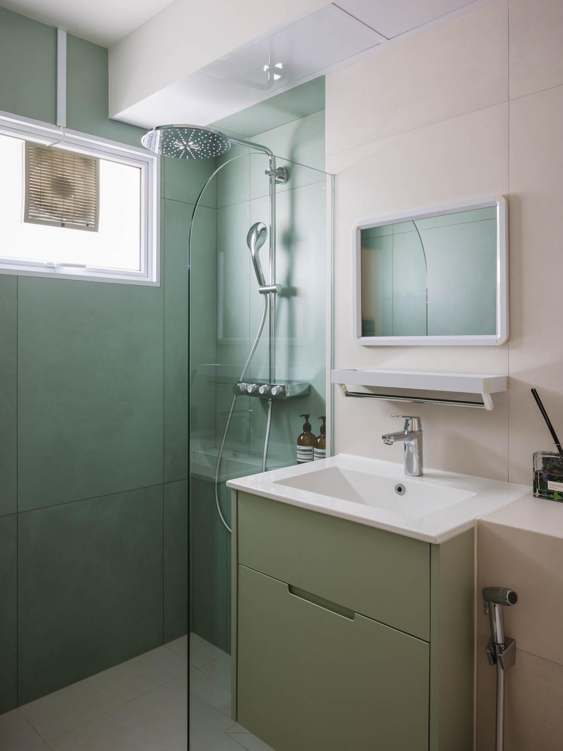 Contemporary Bathroom with Homogeneous Tiles and Mirror