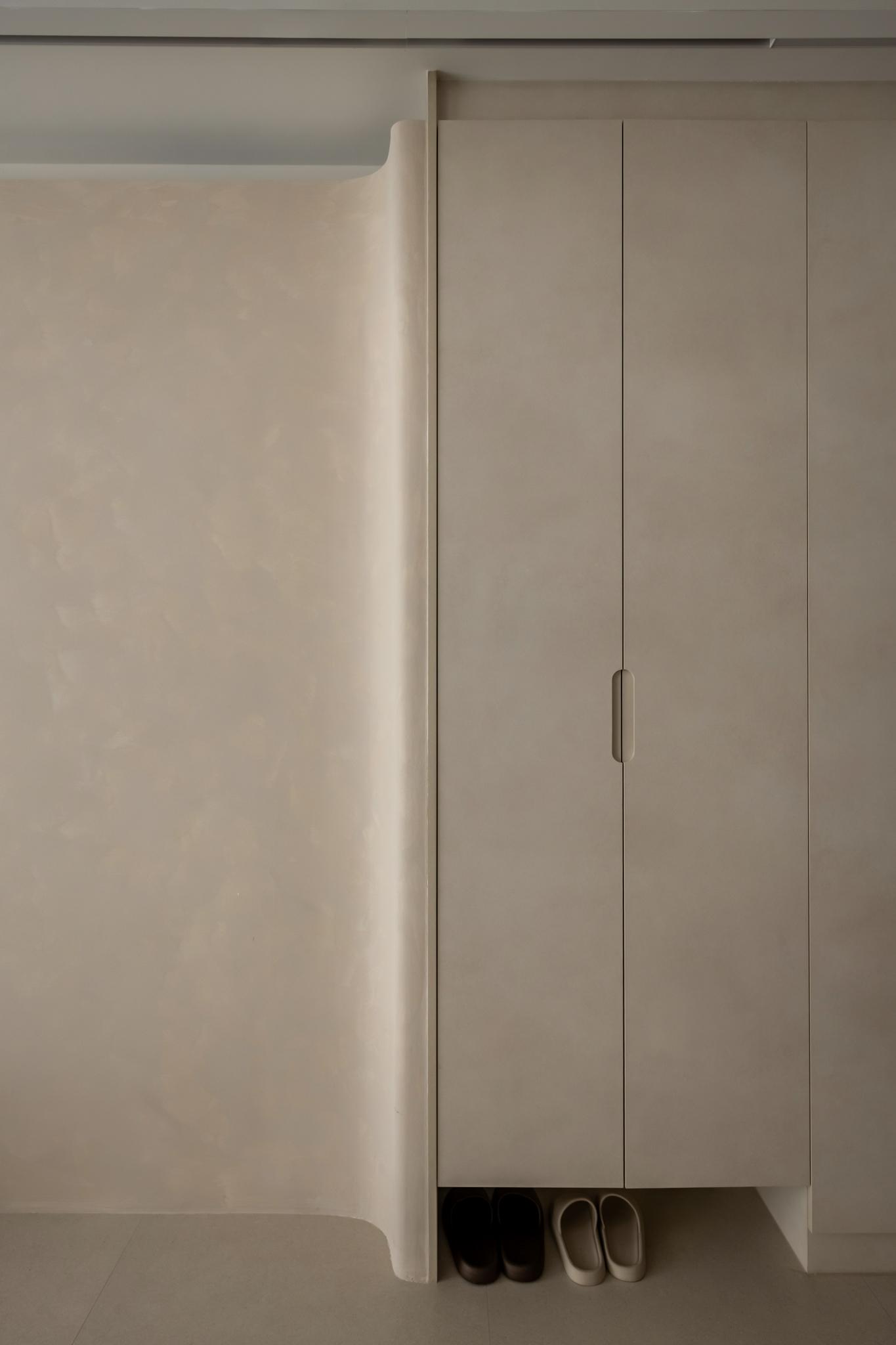 Contemporary Entryway with Shoe Rack and Small Storage