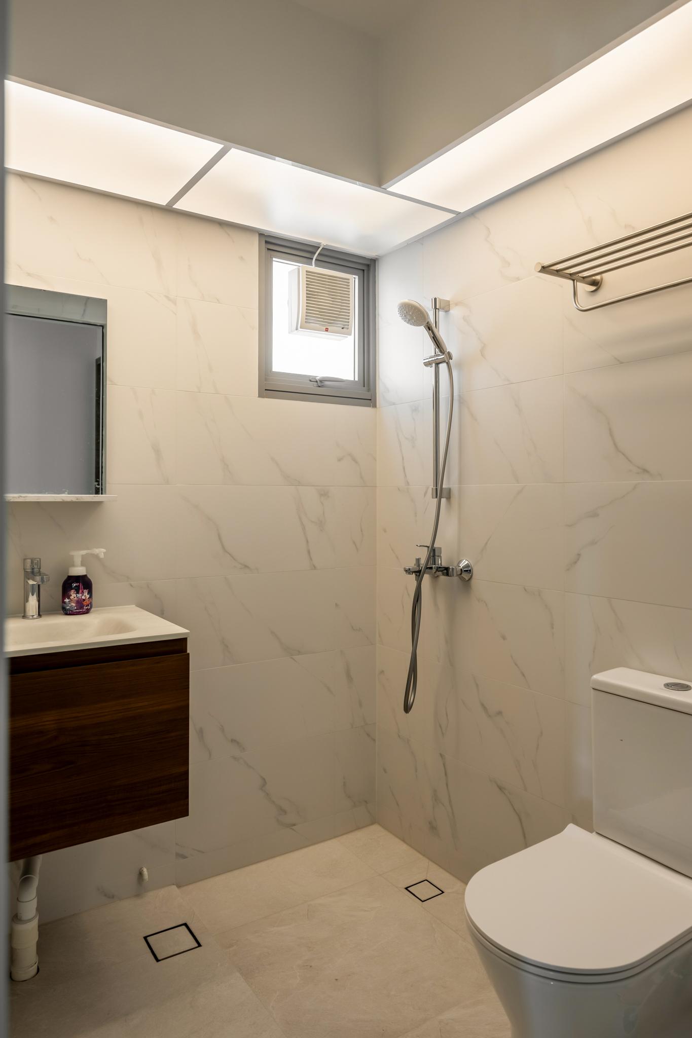 Contemporary Bathroom with Mirror and Rainshower