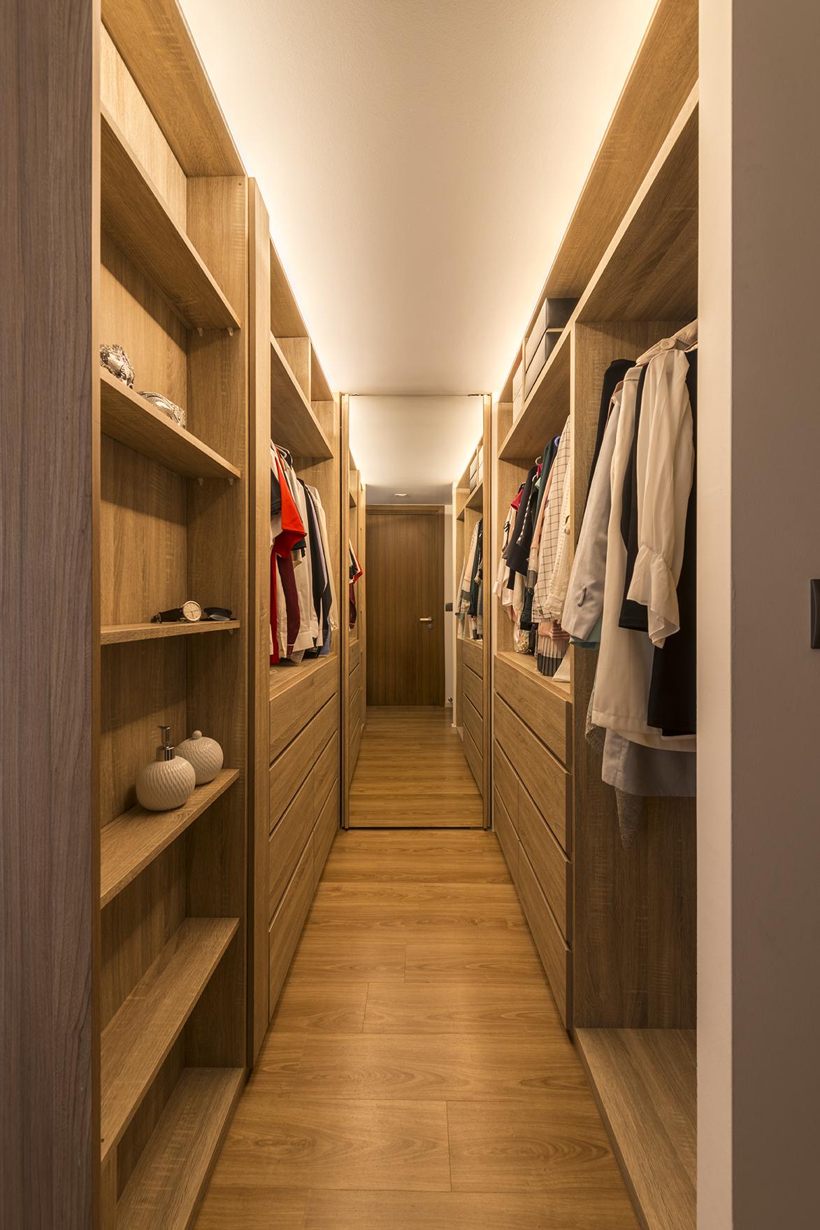 Contemporary Walk-in Wardrobe with Mirror and Wardrobe