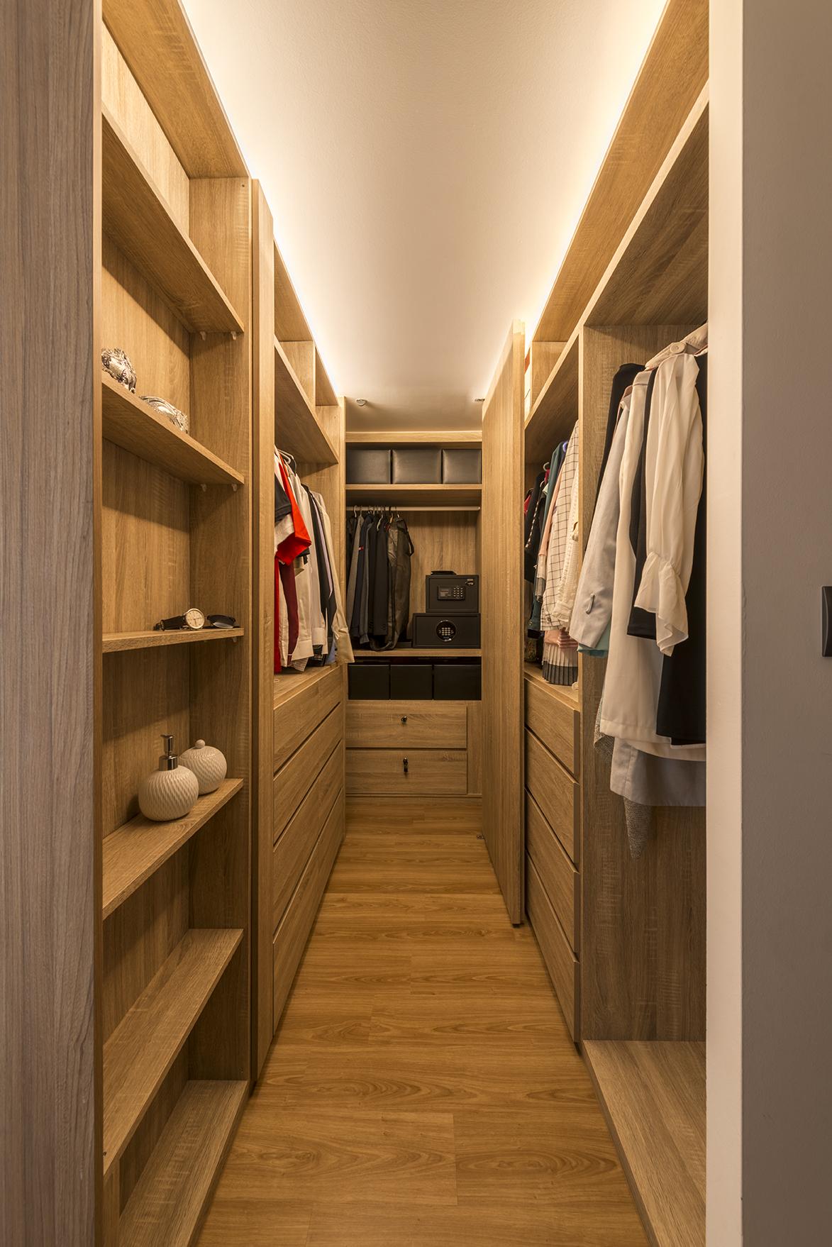 Contemporary Walk-in Wardrobe with Mirror and Wardrobe