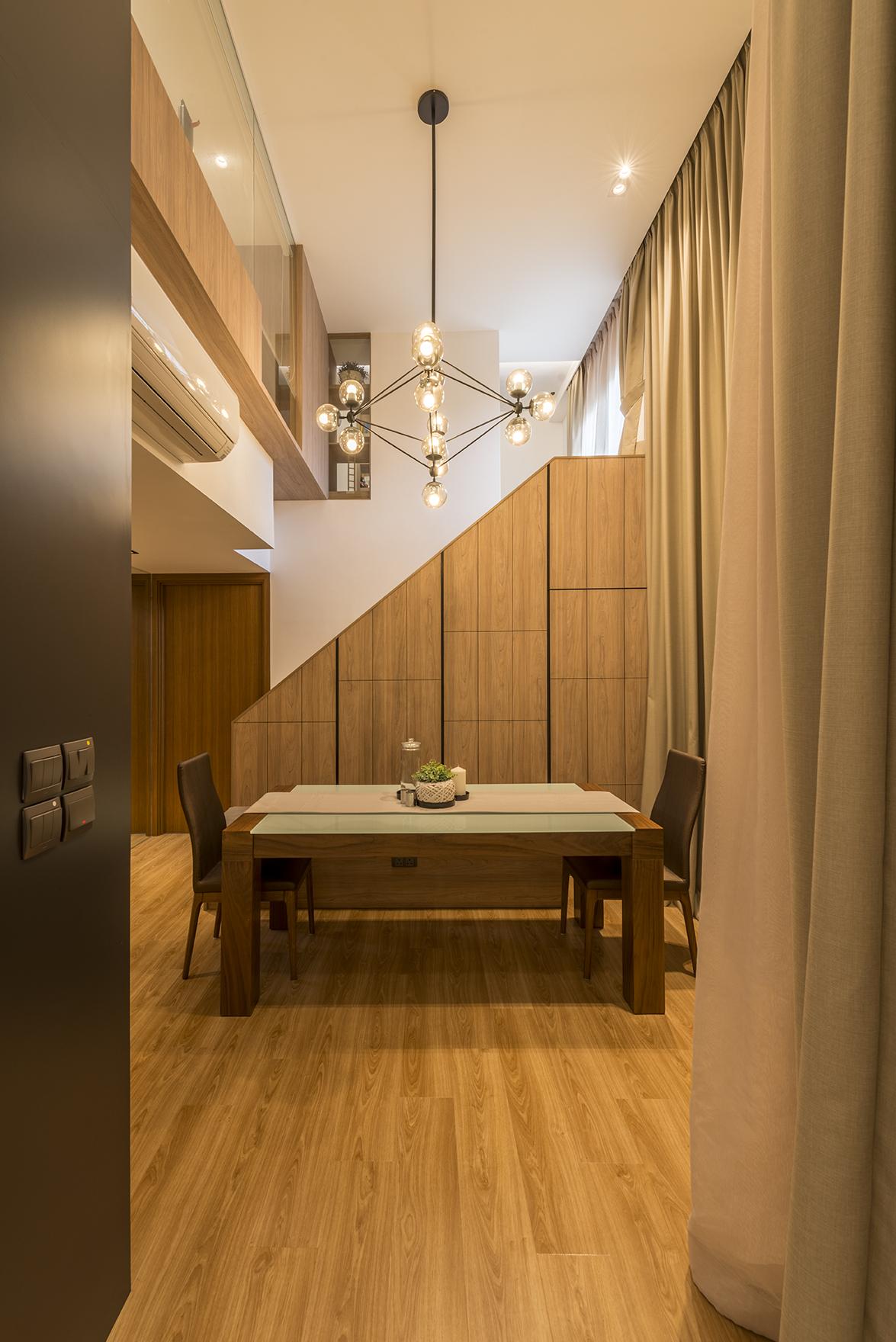 Contemporary Dining Room with Dining Table and Dining Chairs