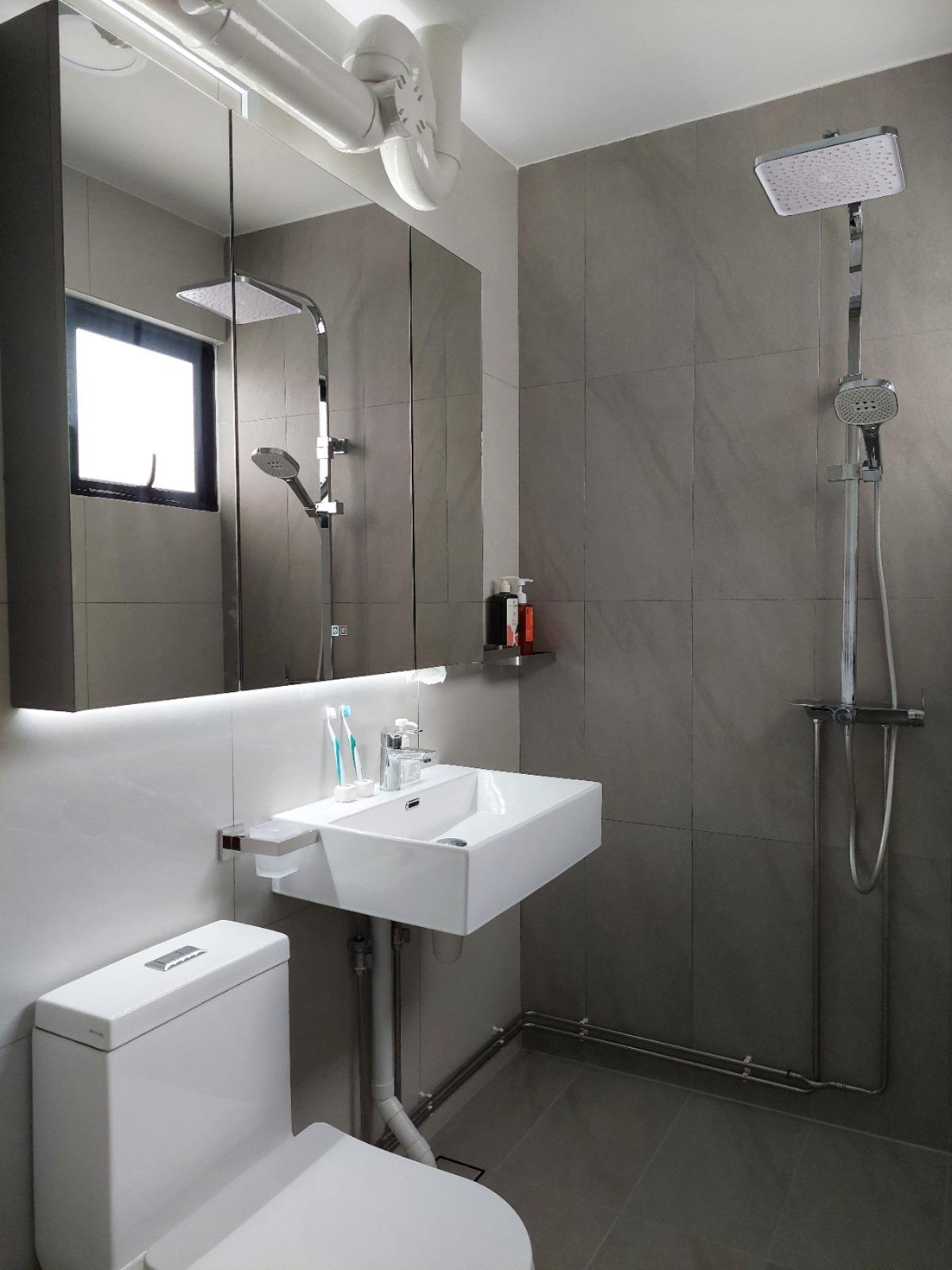 Minimalist Bathroom with Homogeneous Tiles and Mirror