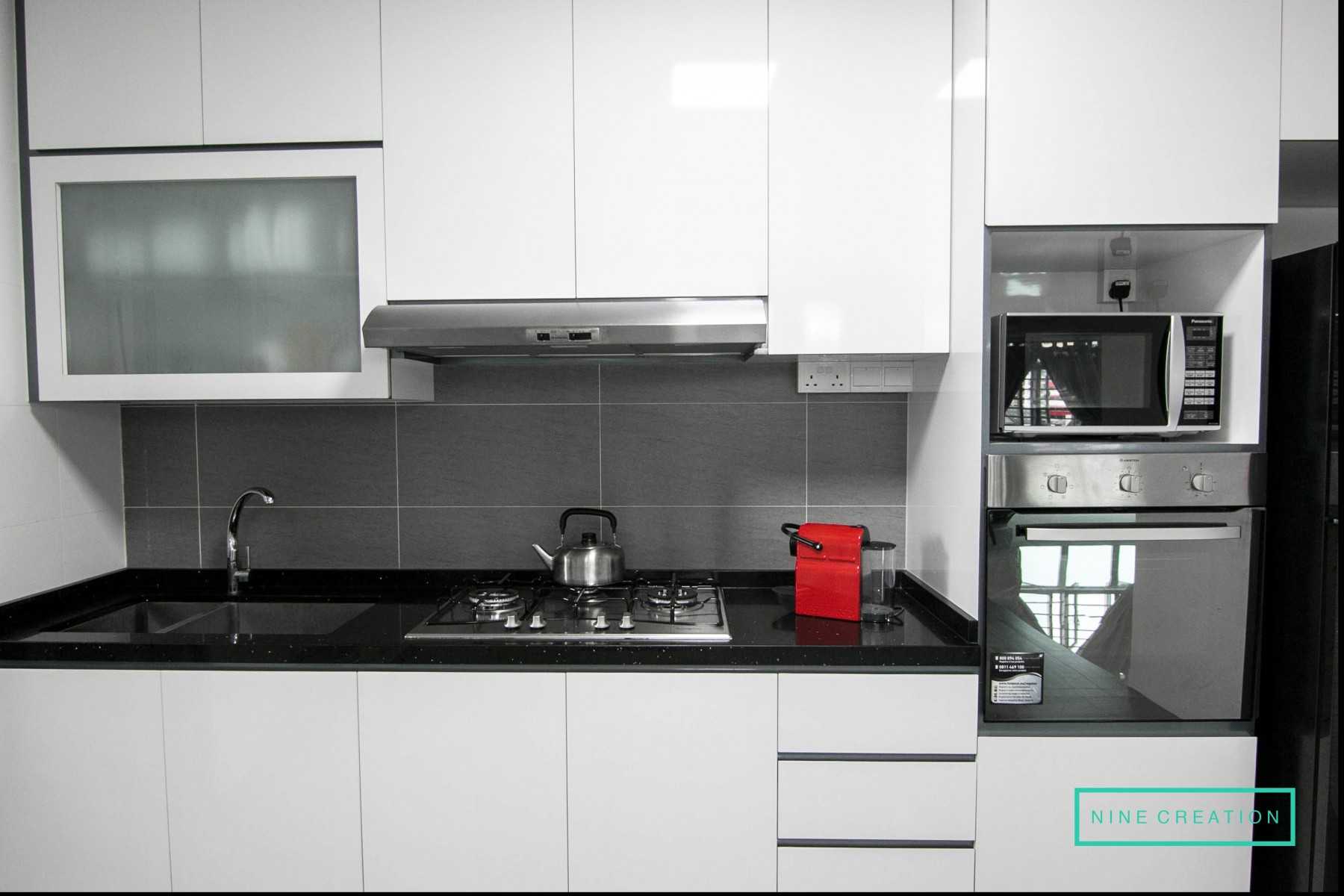 Modern Kitchen with Homogeneous Tiles and Open Kitchen