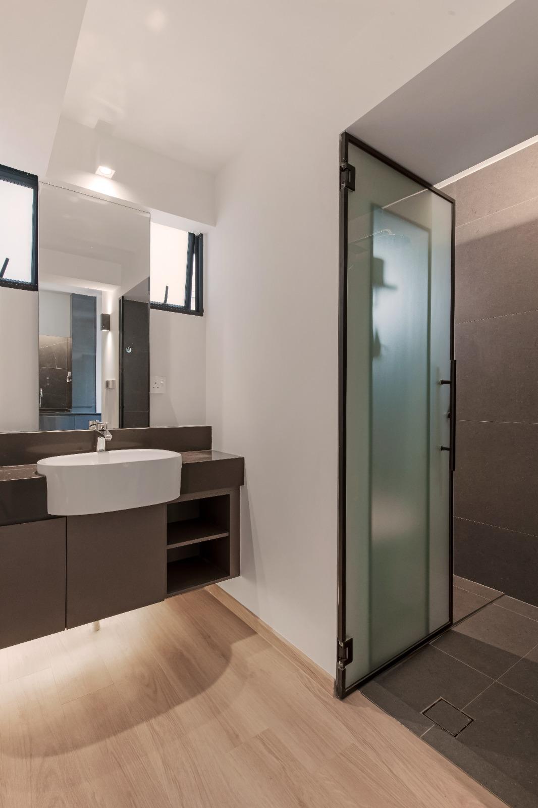 Modern Bathroom with Mirror and Bathroom Storage