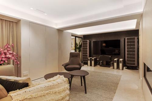 Modern Home Theatre at Condominium at 460 Tampines St42