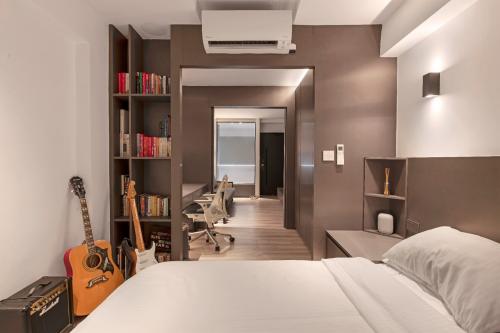 Modern Bedroom at Condominium at 460 Tampines St42