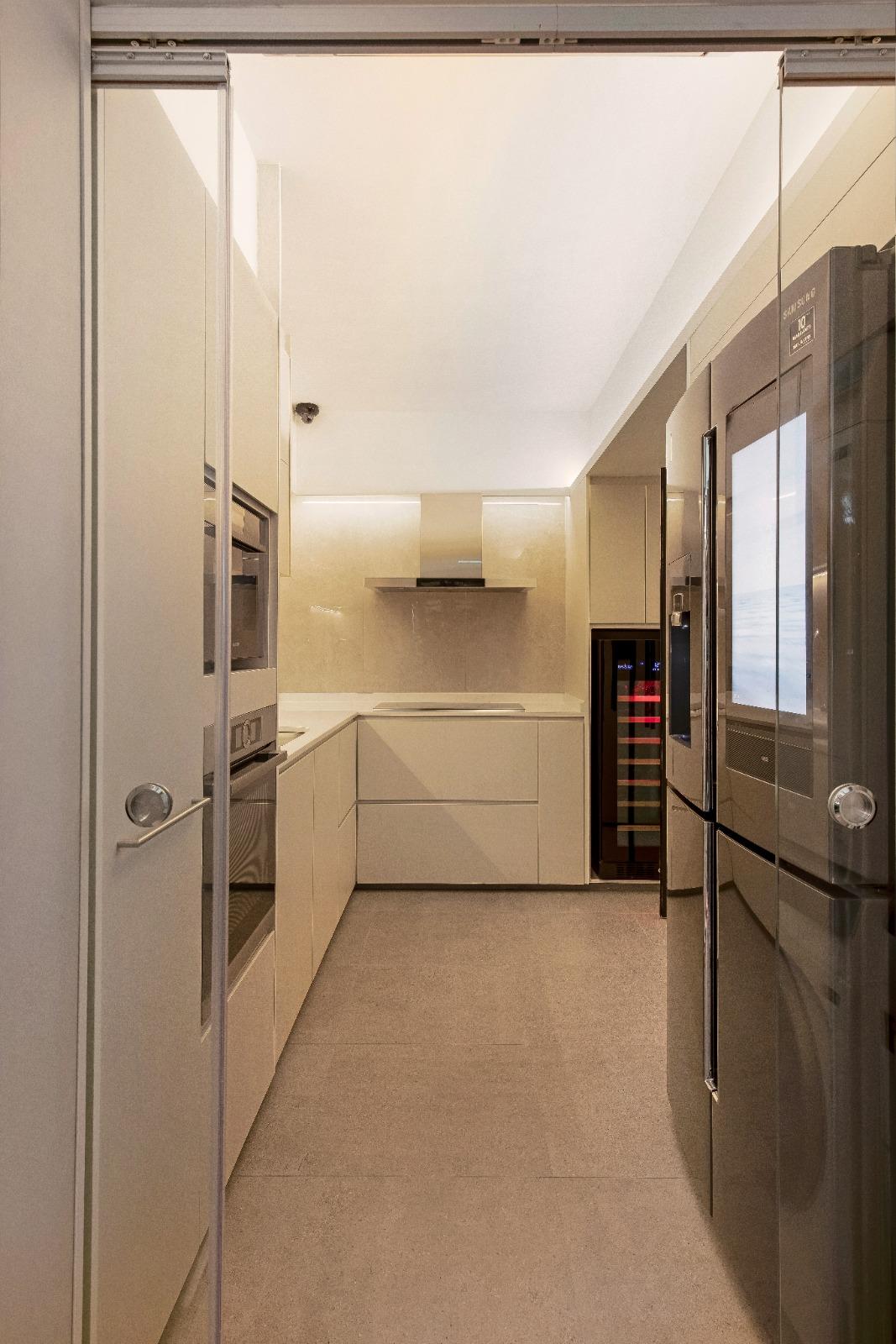 Modern Kitchen with Kitchen Island and Flooring