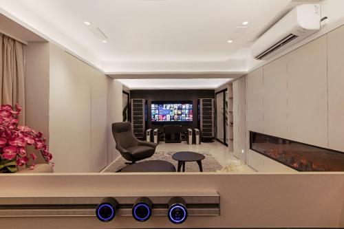 Modern Home Theatre at Condominium at 460 Tampines St42