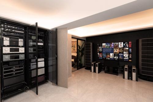 Modern Home Theatre at Condominium at 460 Tampines St42