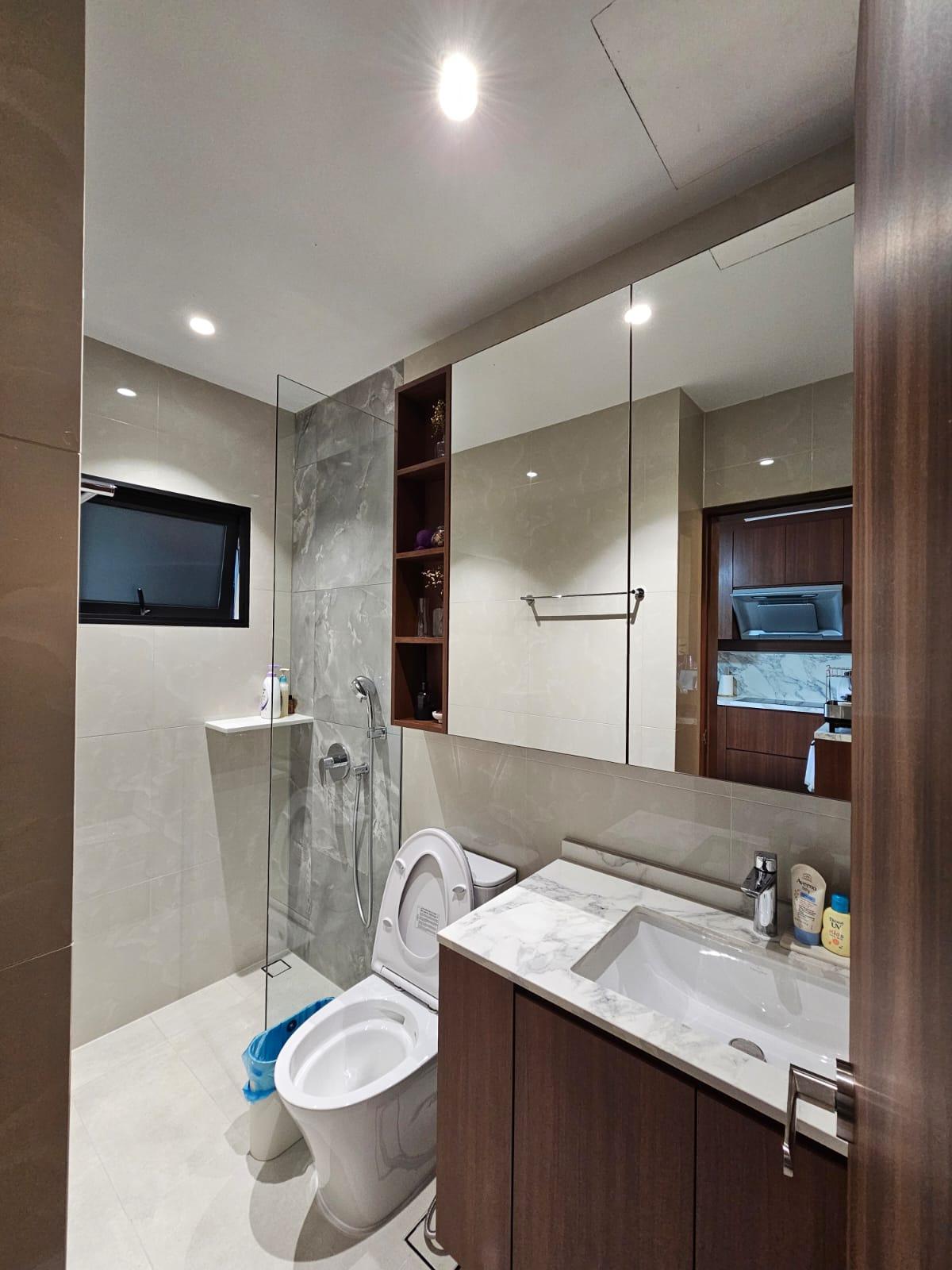 Contemporary Bathroom with Countertop and Homogeneous Tiles
