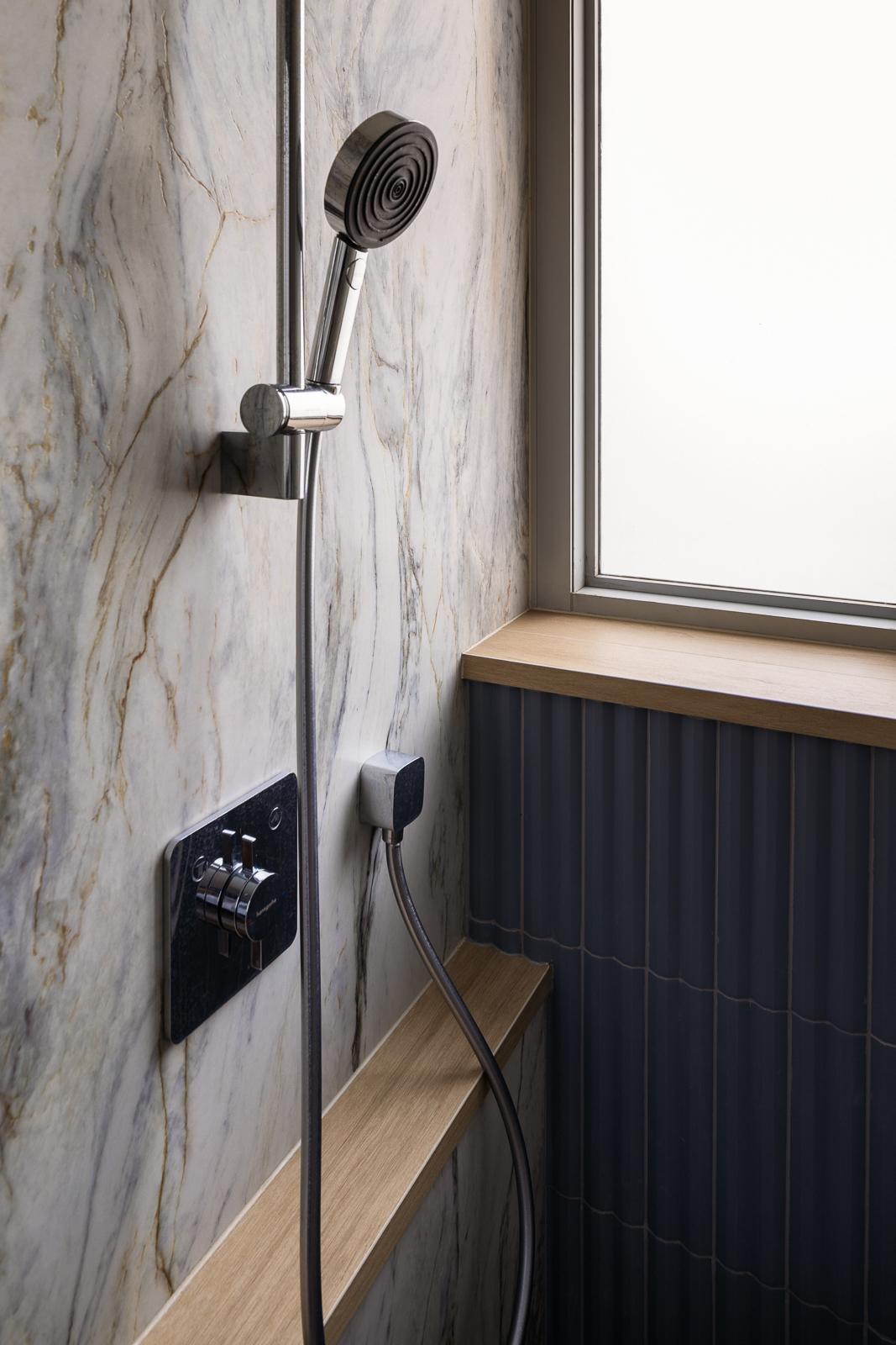 Contemporary Bathroom with Homogeneous Tiles and Rainshower
