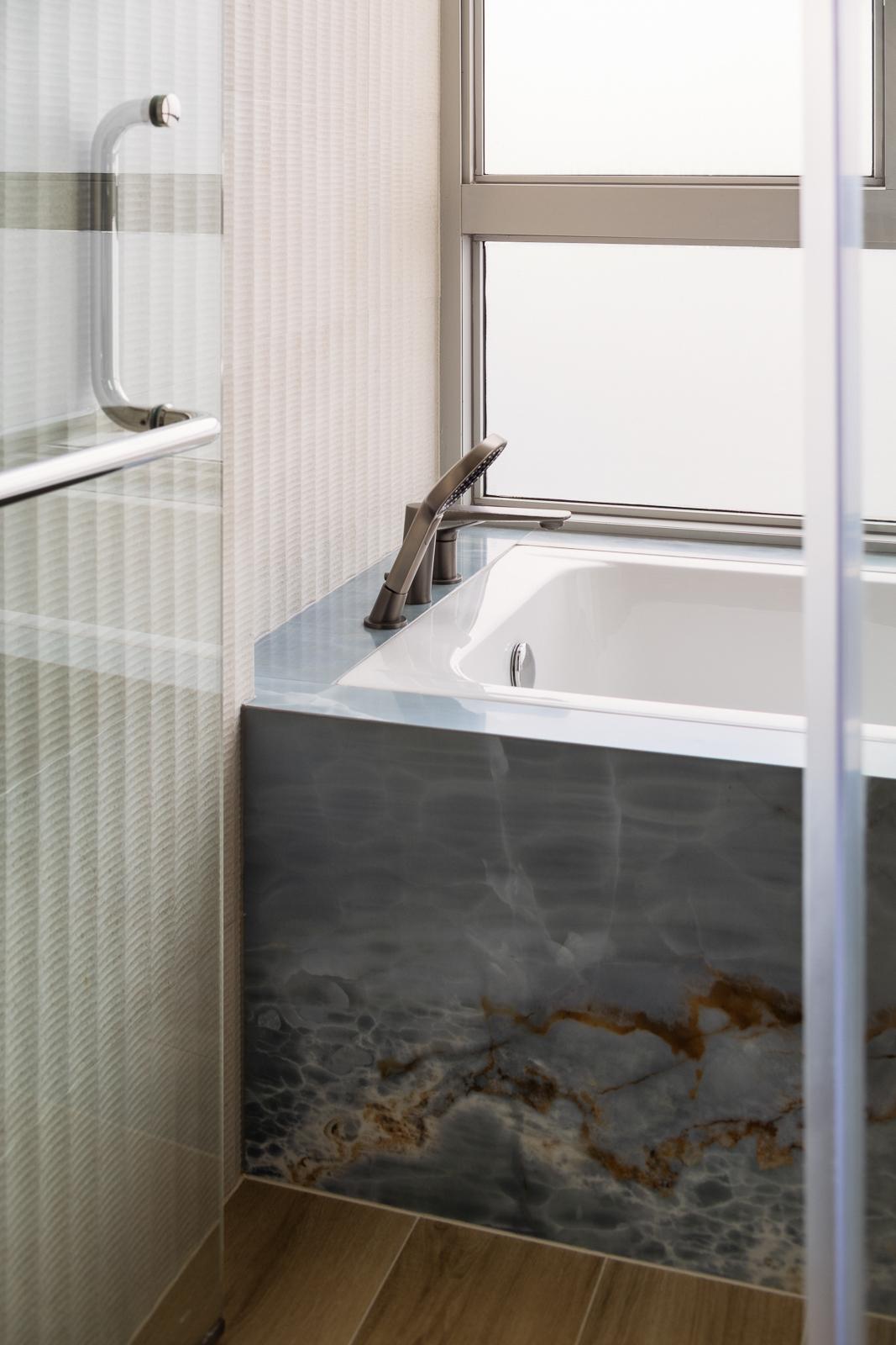 Contemporary Bathroom with Homogeneous Tiles and Bathtub