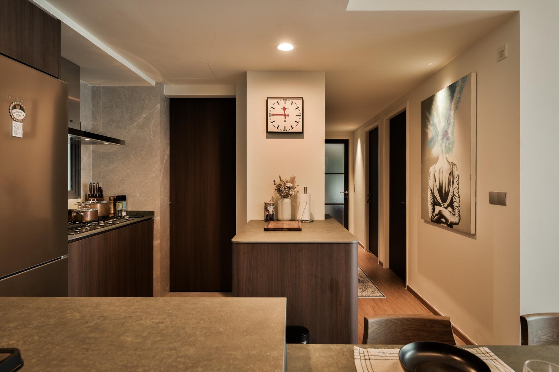 Modern Kitchen with Countertop and Open Kitchen