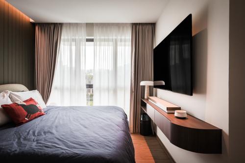 Modern Bedroom at Condominium at 57 Pasir Ris Dr 1 #04-09 Belysa