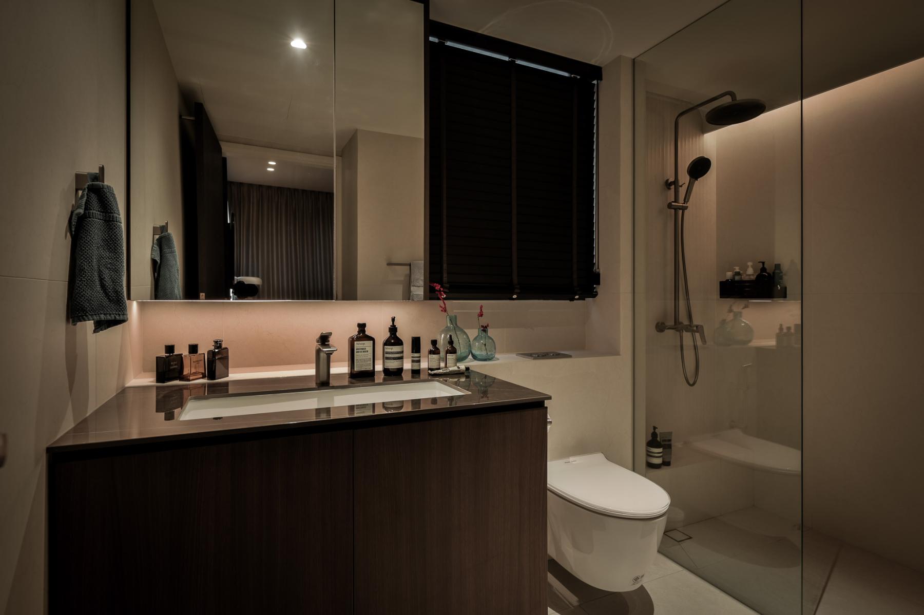 Modern Bathroom with Mirror and Rainshower