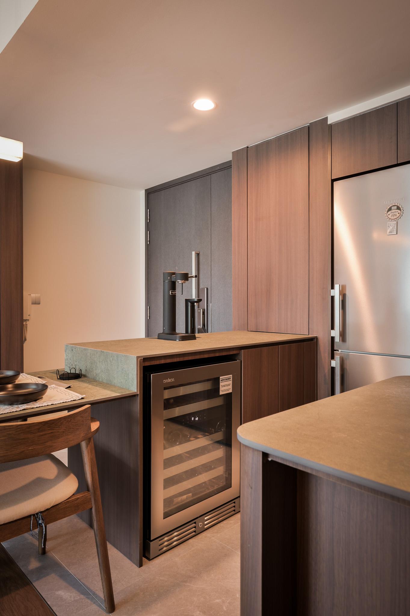 Modern Home Bar with Countertop and Bar Counter