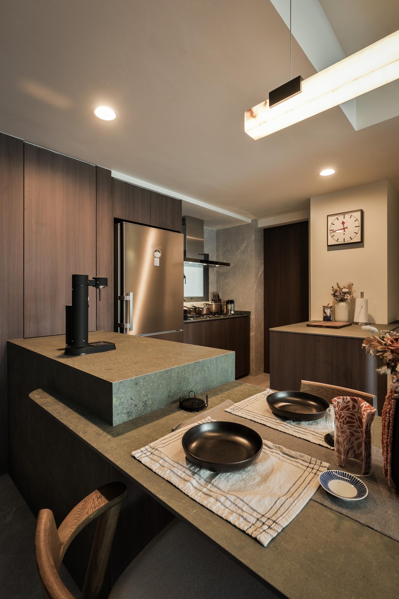 Modern Kitchen with Open Kitchen and Breakfast Counter