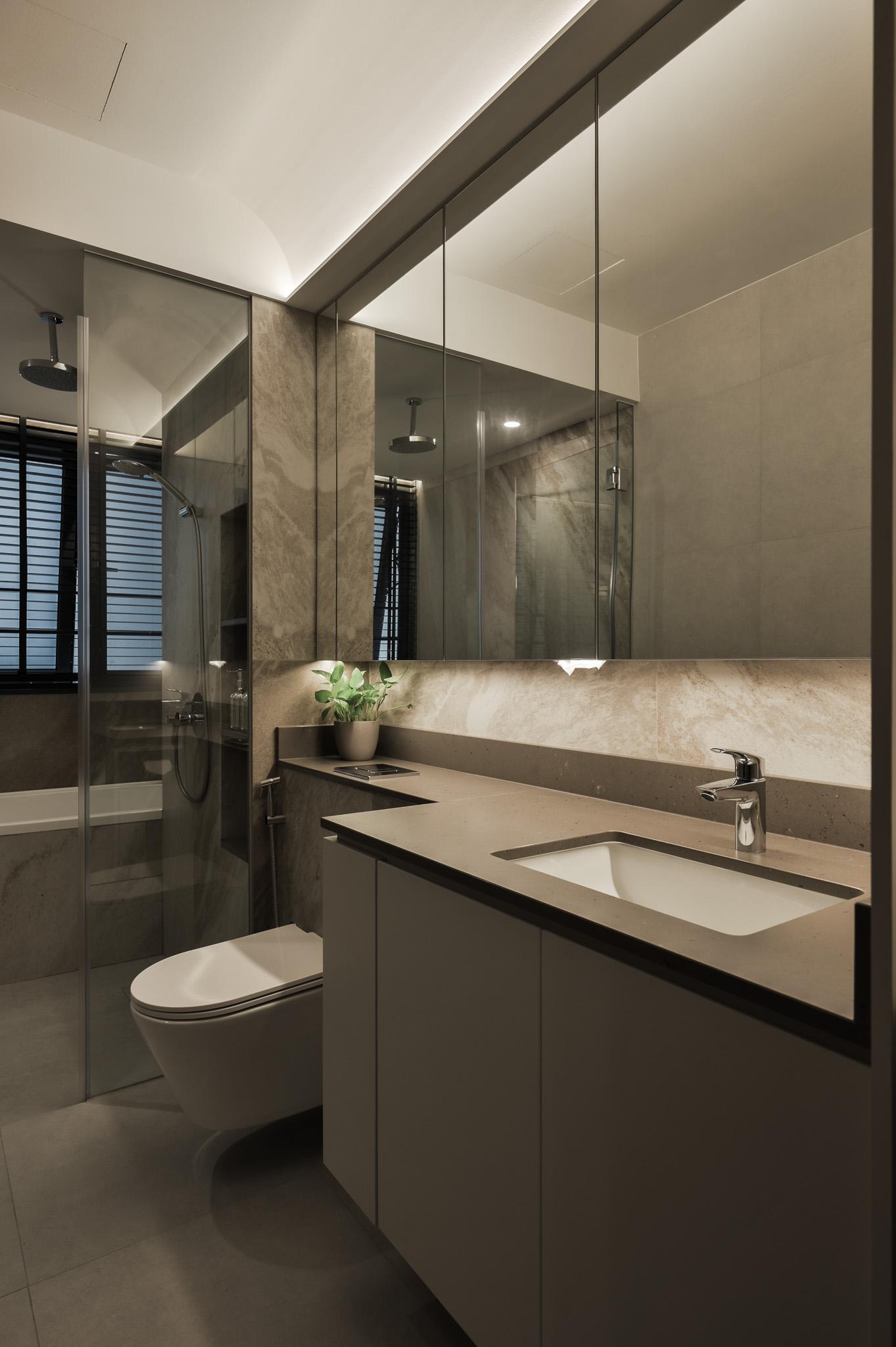 Modern Bathroom with Countertop and Mirror
