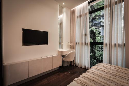 Modern Bedroom at Condominium at 11K Toh Tuck Rd