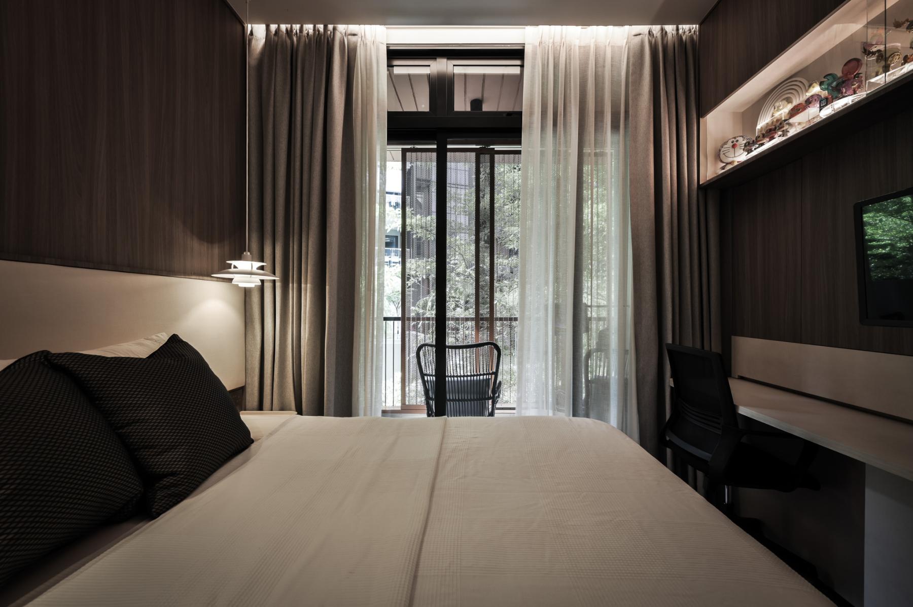 Modern Bedroom with Queen Bed and Bed