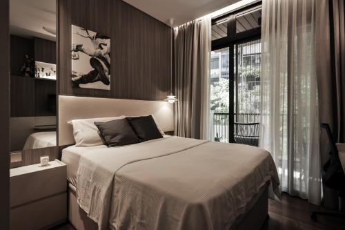 Modern Bedroom at Condominium at 11K Toh Tuck Rd