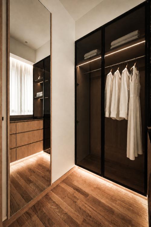 Modern Walk-in Wardrobe at Condominium at 5 Derbyshire Rd