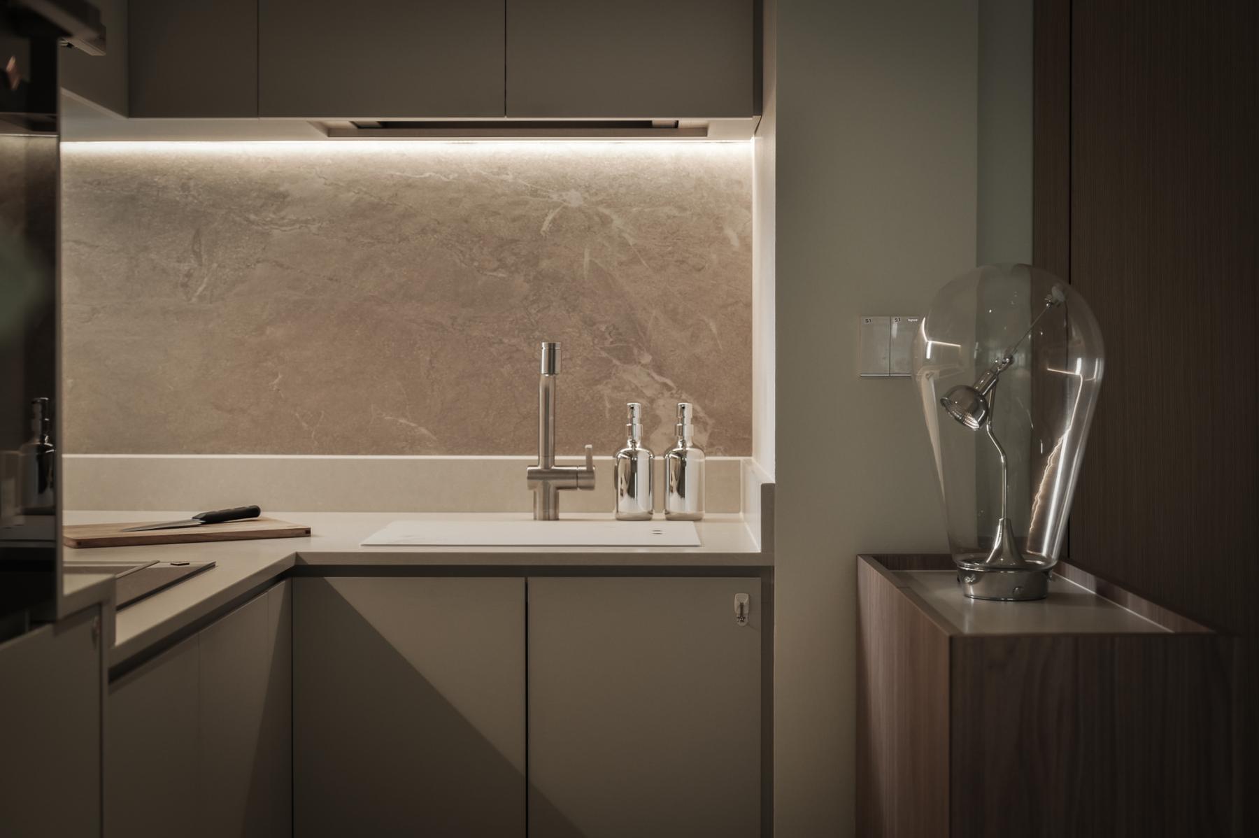 Modern Kitchen with Open Kitchen and Breakfast Counter