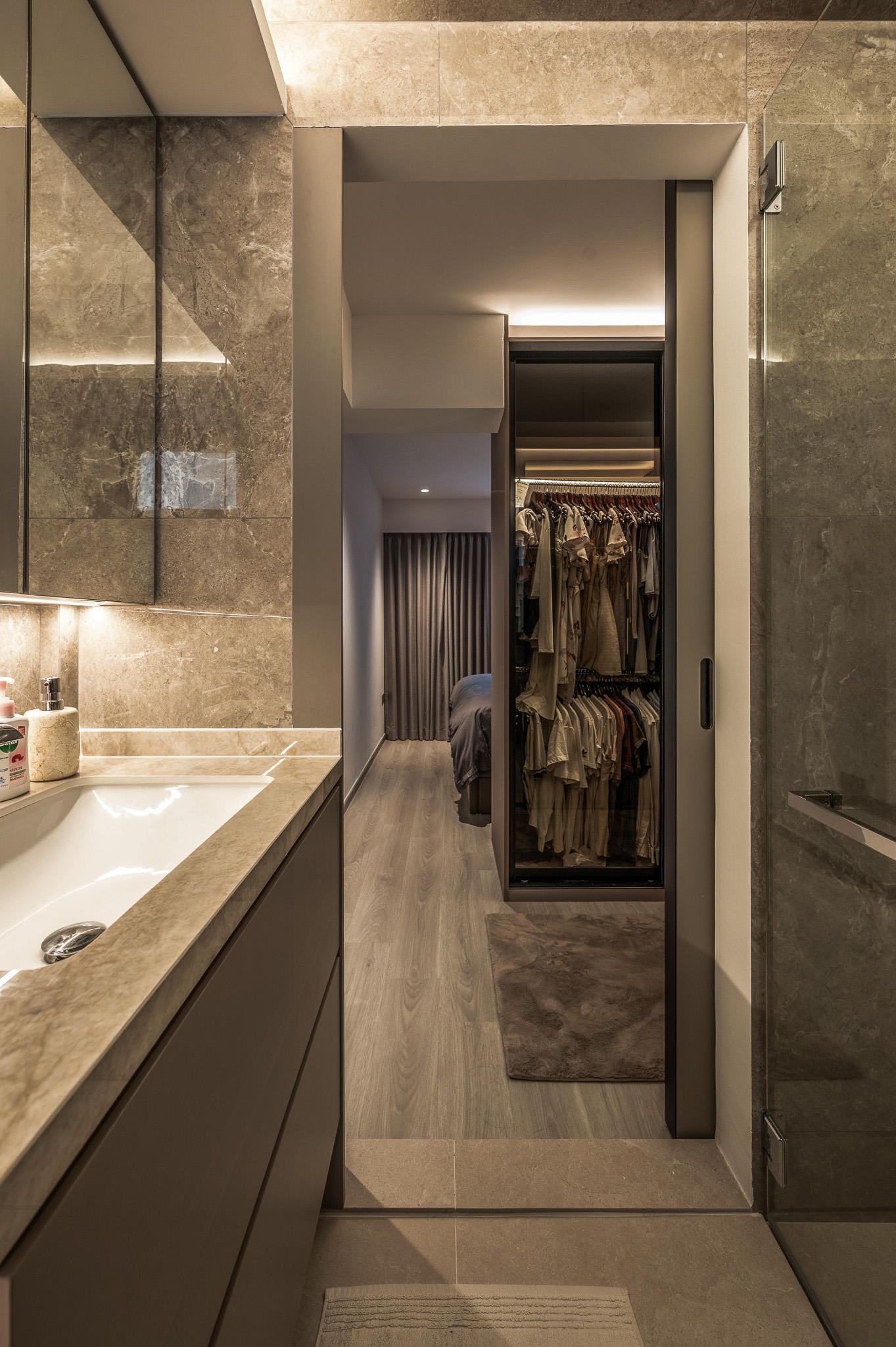 Modern Bathroom with Countertop and Mirror