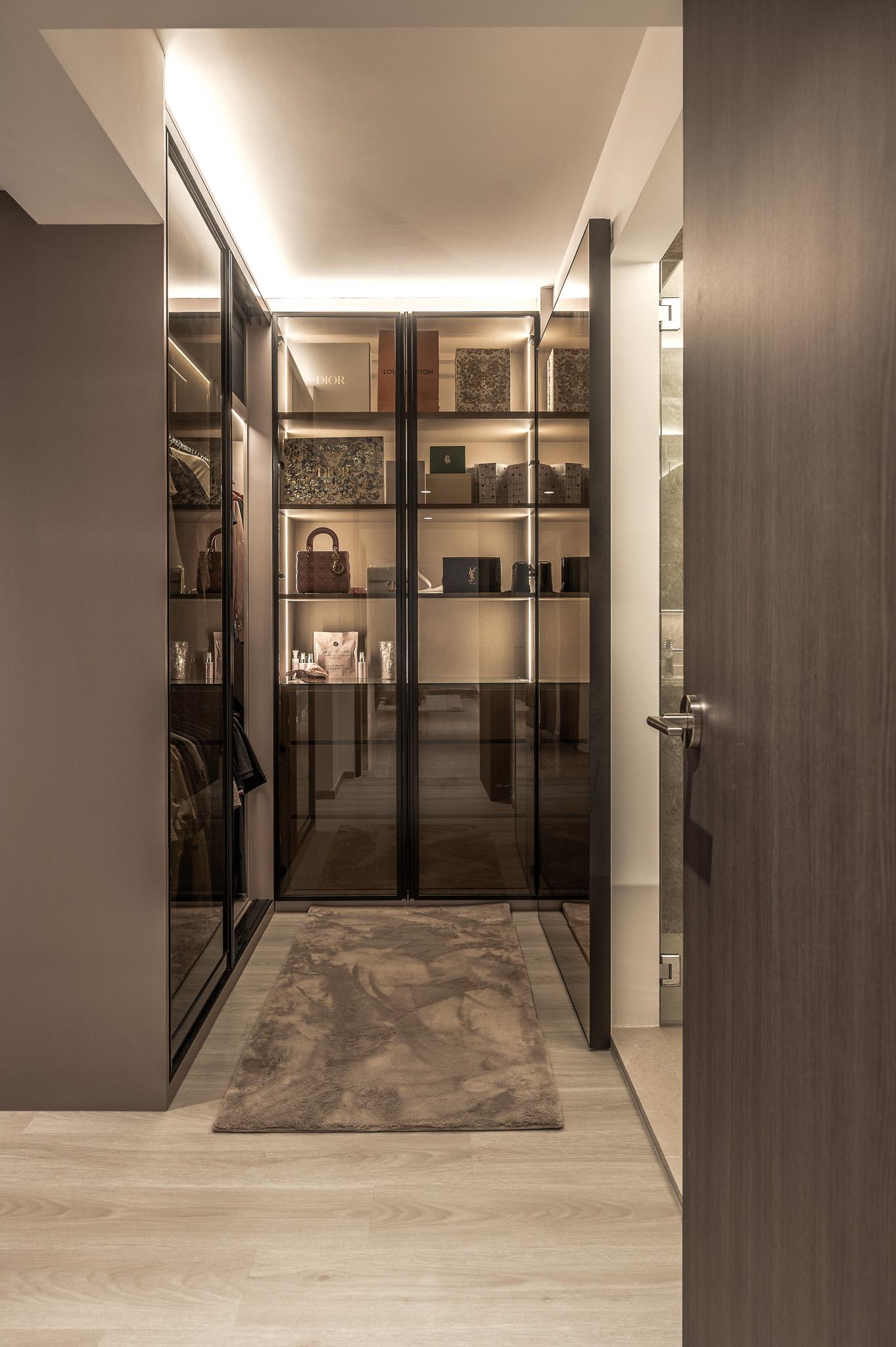 Modern Walk-in Wardrobe with Mirror and Wardrobe