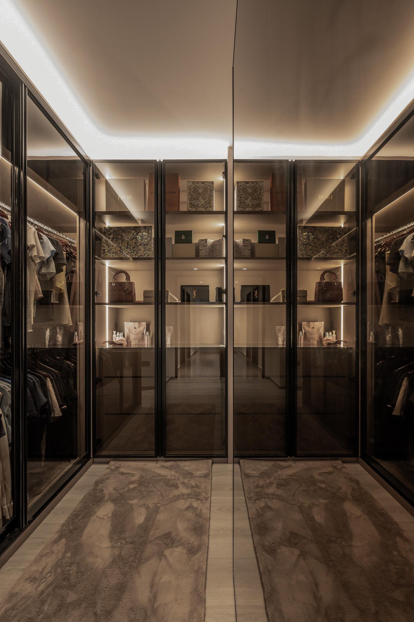 Modern Walk-in Wardrobe with Mirror and Wardrobe