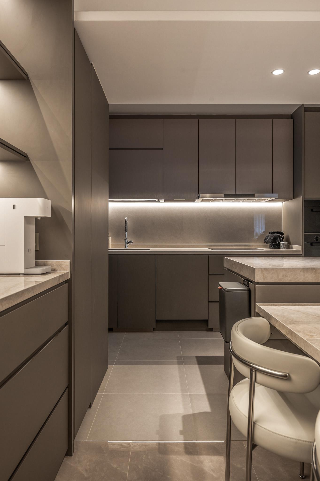Modern Kitchen with Countertop and Kitchen Island