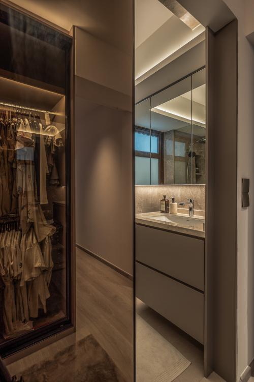 Modern Walk-in Wardrobe at Condominium at Toa Payoh Lor 1