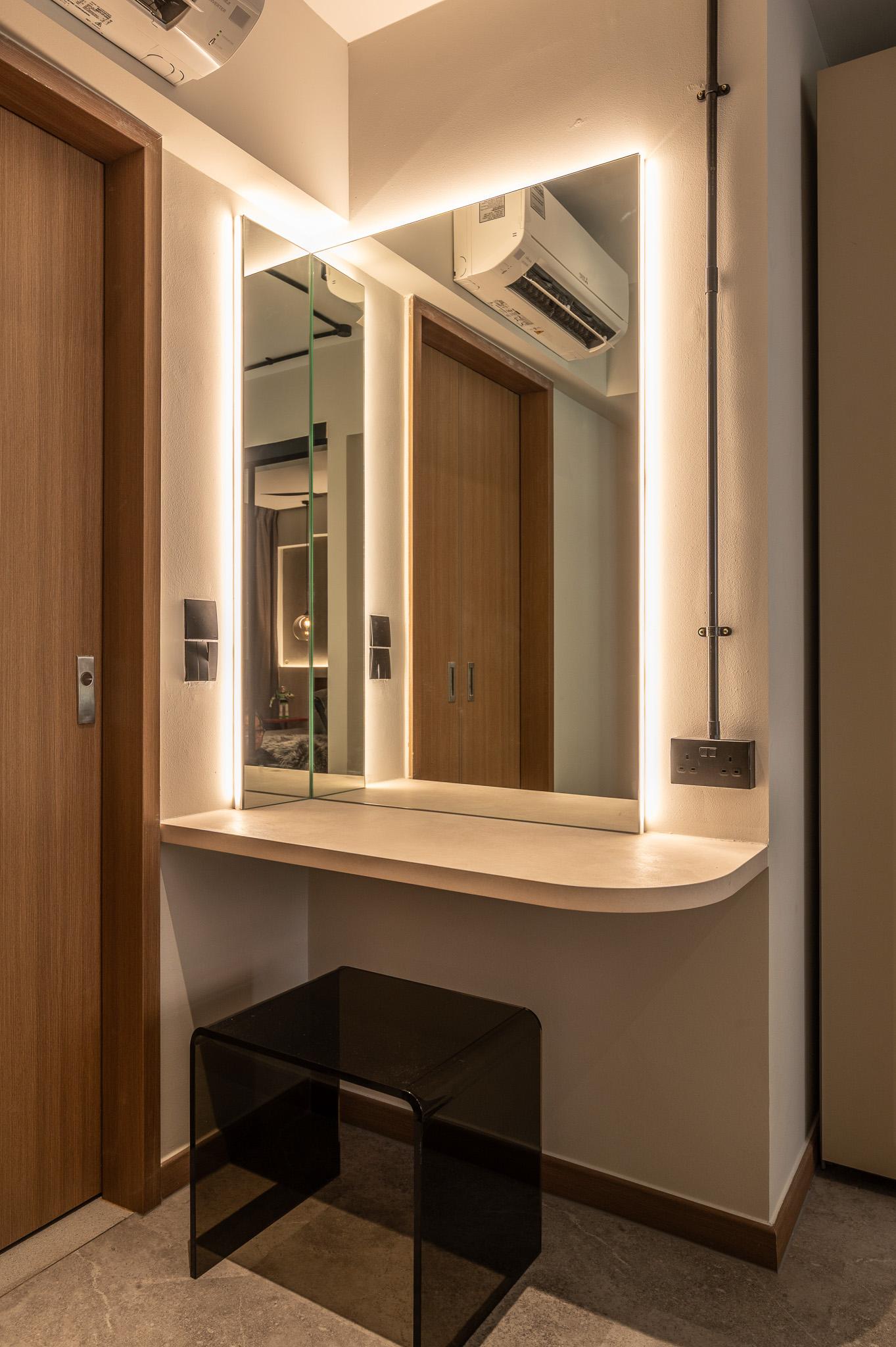Modern Bedroom with Mirror and Lamps
