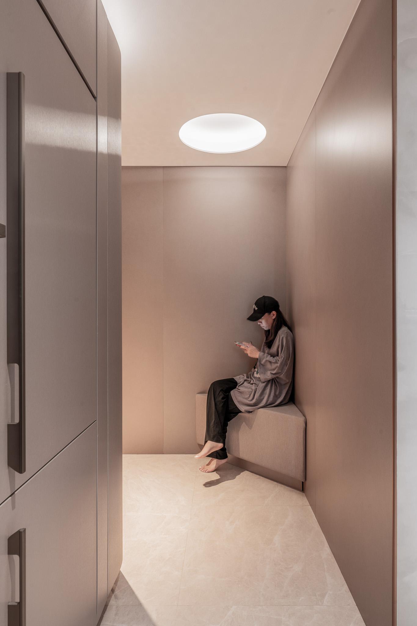 Minimalist Foyer with Artwork and Seating Bench