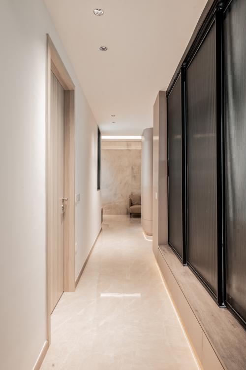 Minimalist Hallway at Condominium at Compassale Bow, Sengkang Grand Residence