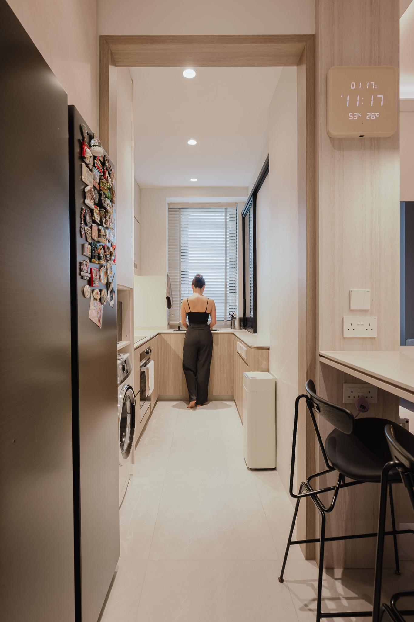 Contemporary Kitchen with Countertop and Kitchen Accessories