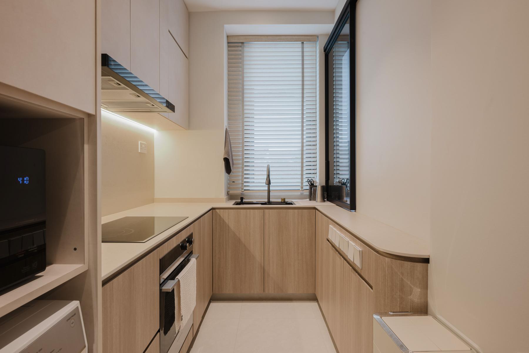 Contemporary Kitchen with Kitchen Island and Breakfast Counter