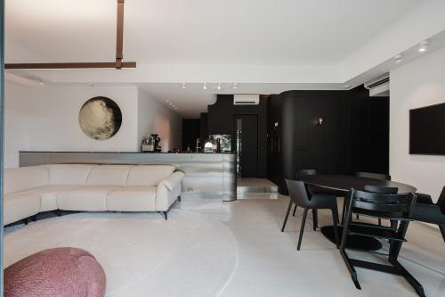 Industrial Living Room at Condominium at Sumang Walk, Piermont Grand