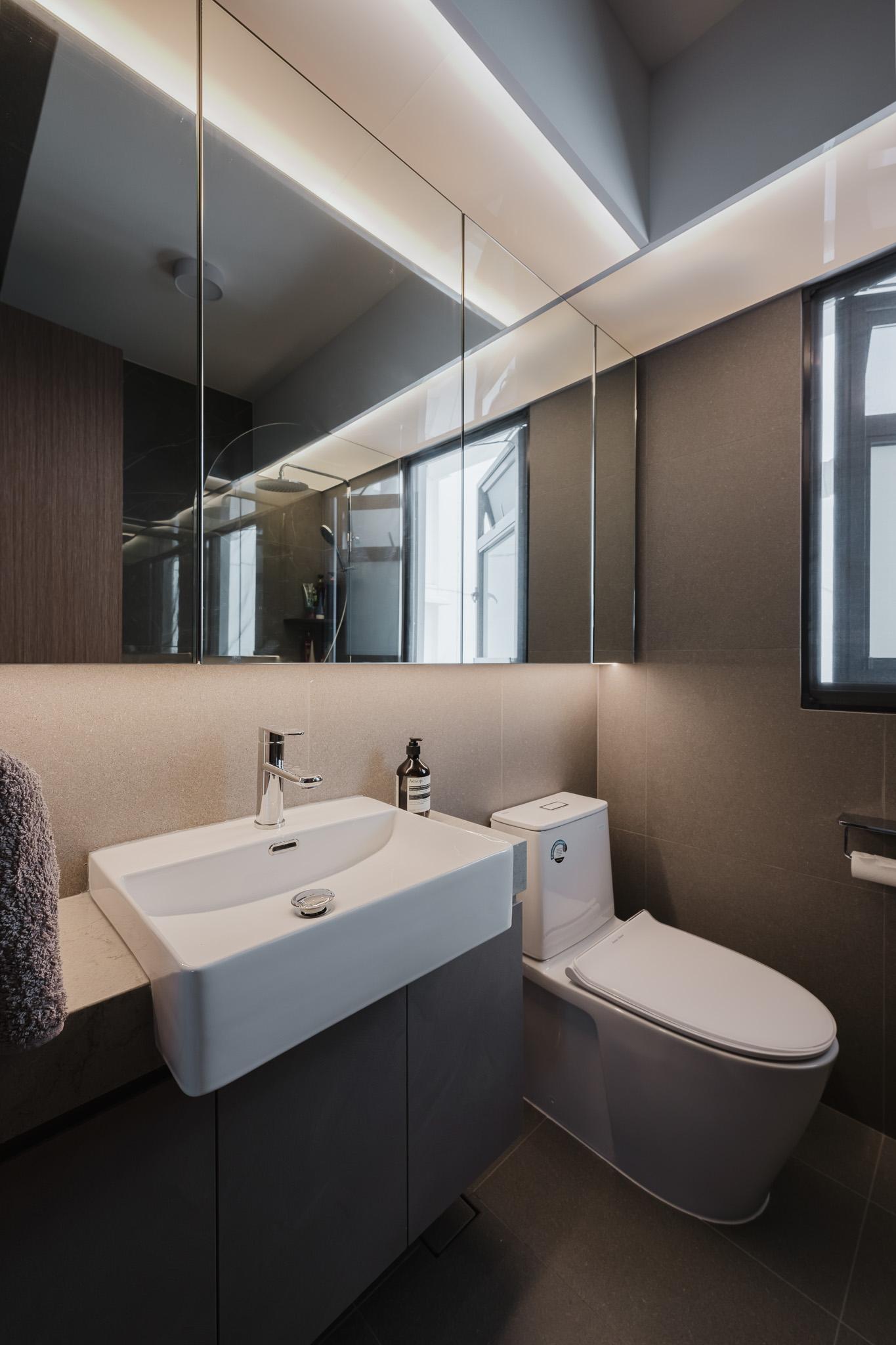 Modern Bathroom with Countertop and Mirror