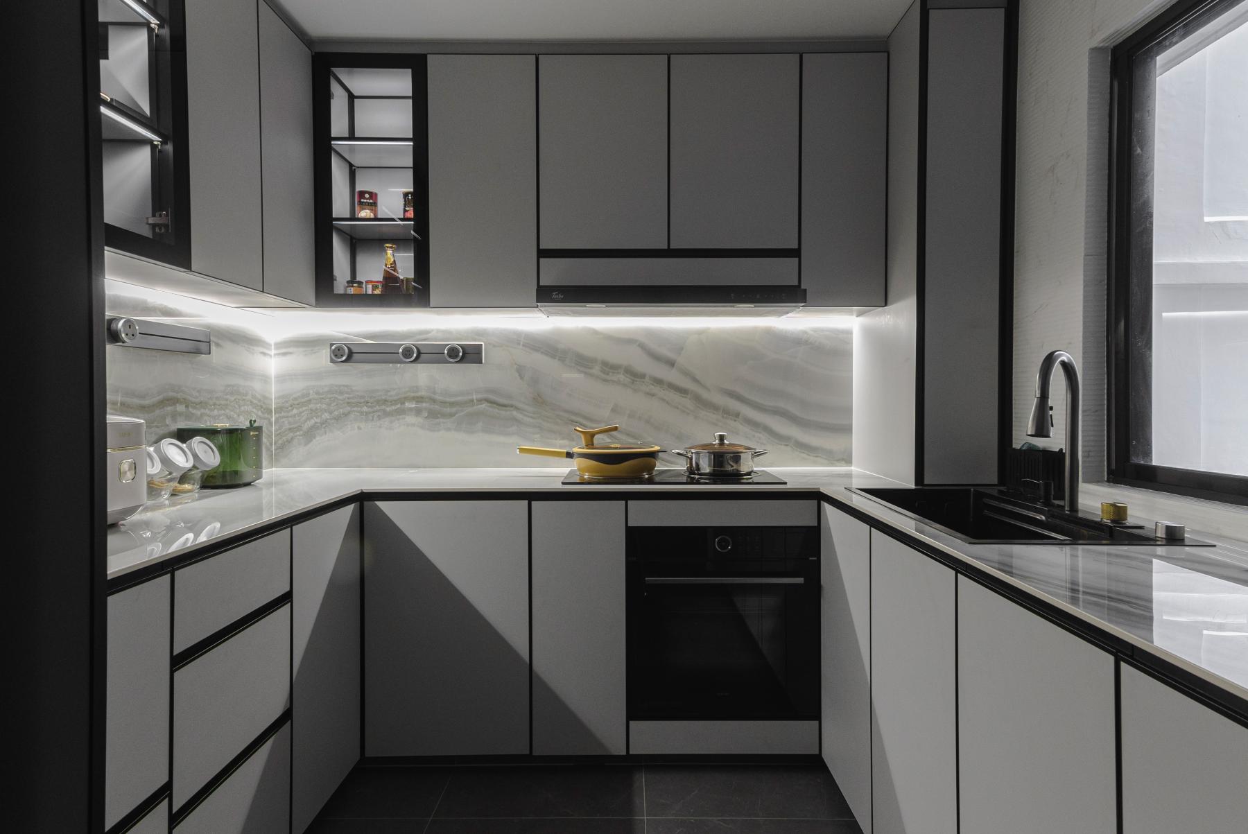 Modern Kitchen with Kitchen Island and Kitchen Backsplash