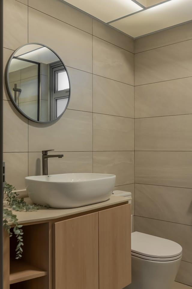 Modern Bathroom with Mirror and Bathroom Storage