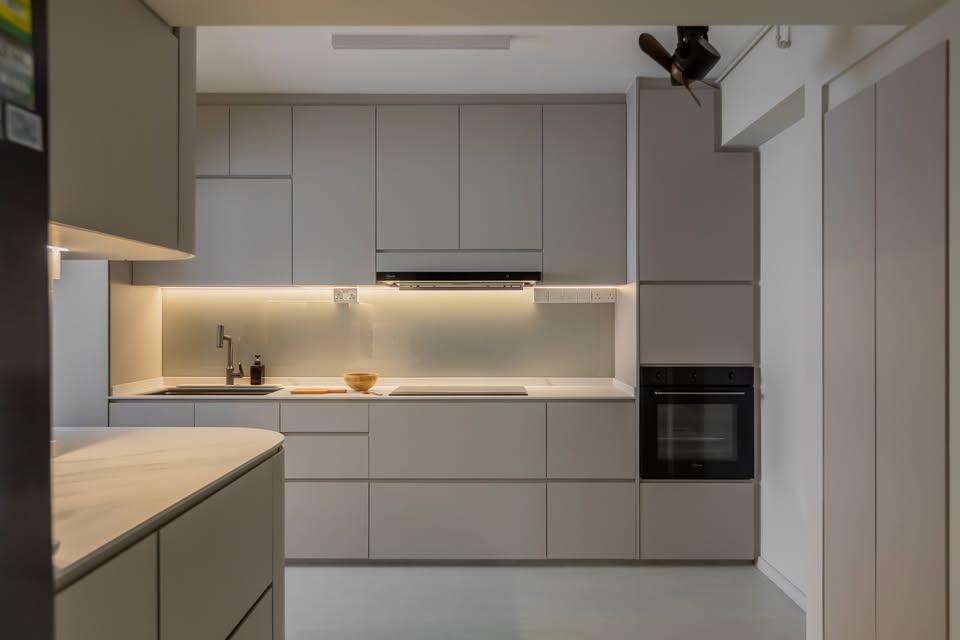 Minimalist Kitchen with Kitchen Island and Kitchen Backsplash