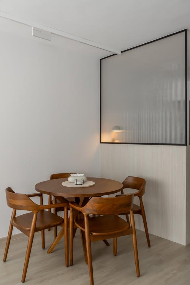 Modern Dining Room with Dining Table and Dining Chairs