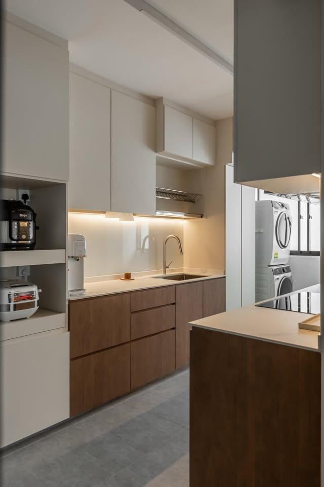 Modern Kitchen with Kitchen Tap and Kitchen Cabinets