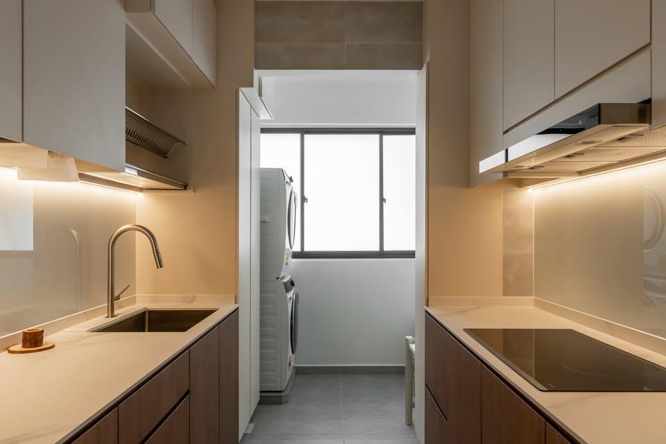 Modern Kitchen with Kitchen Island and Kitchen Backsplash