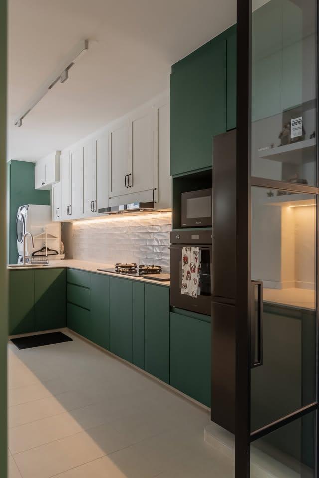 Modern Kitchen with Kitchen Cabinets and Oven