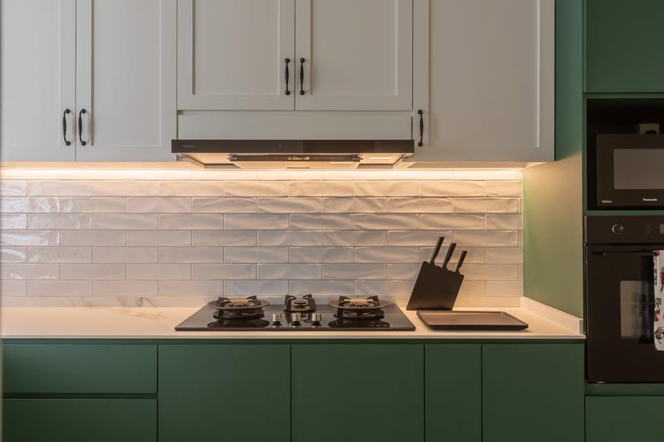 Modern Kitchen with Kitchen Backsplash and Kitchen Accessories
